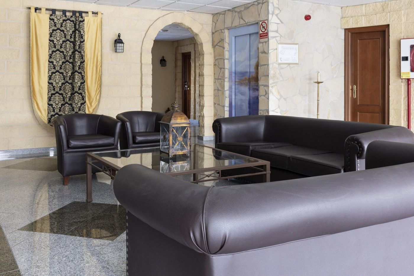 Hotel-Plaza-del-Castillo-Lobby-55