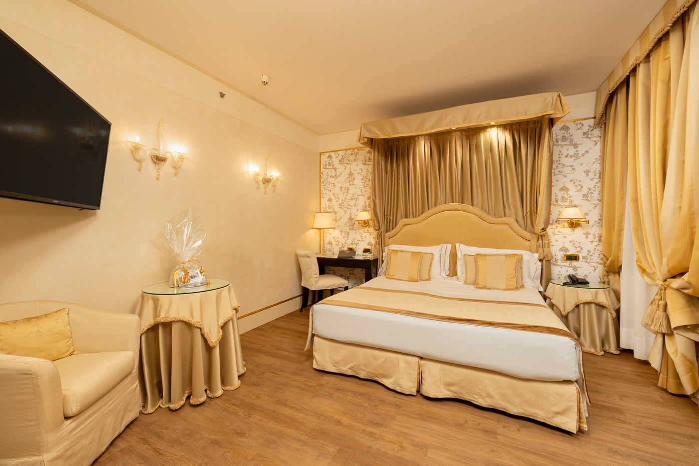 A-La-Commedia-Room-24