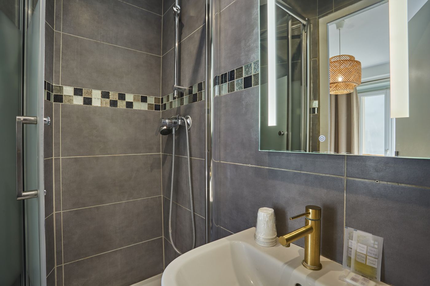 Hipotel-Paris-Gare-Du-Nord-Merryl-Room-12