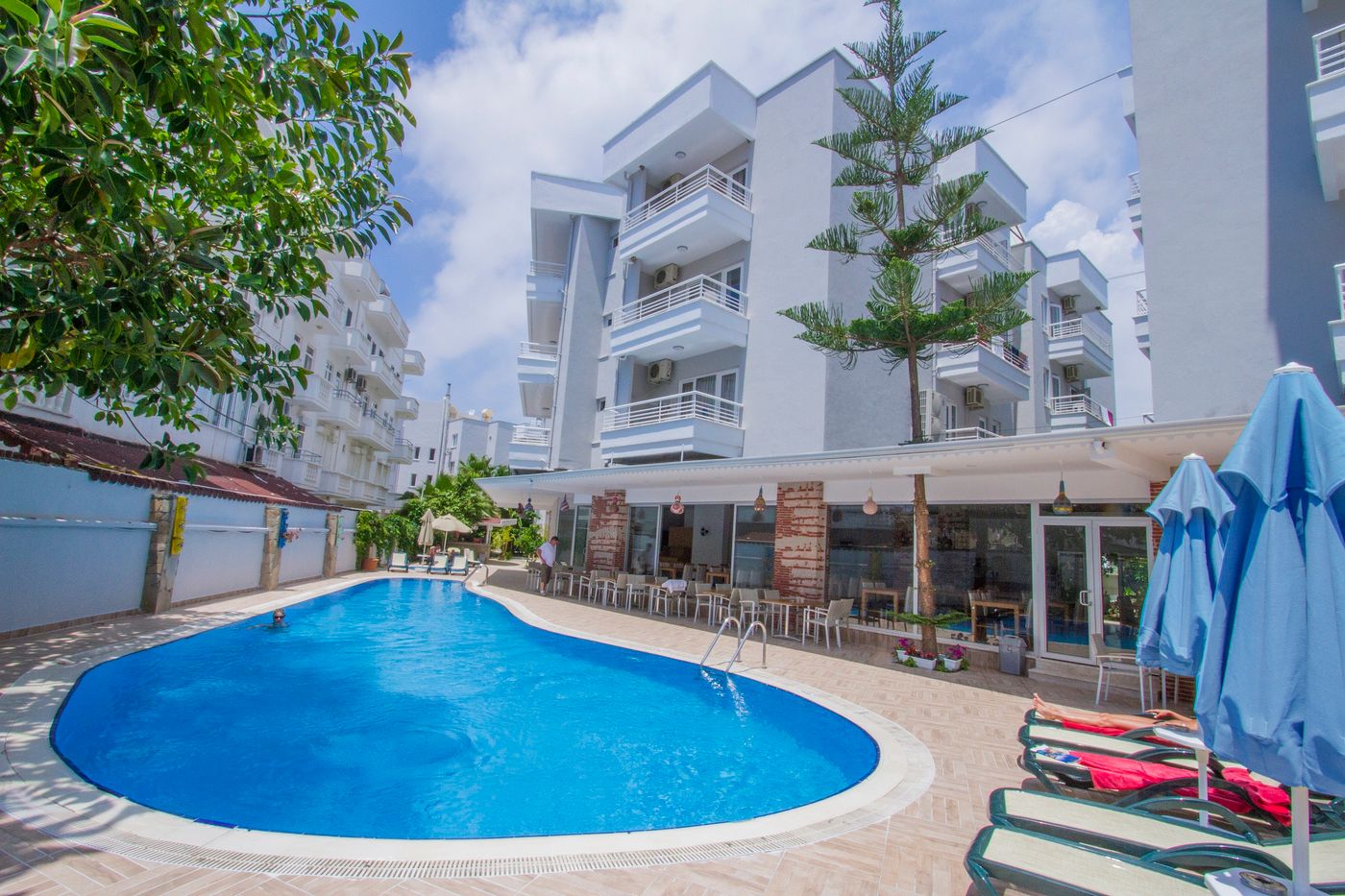 Blue-Wave-Suite-Hotel-Pool-4