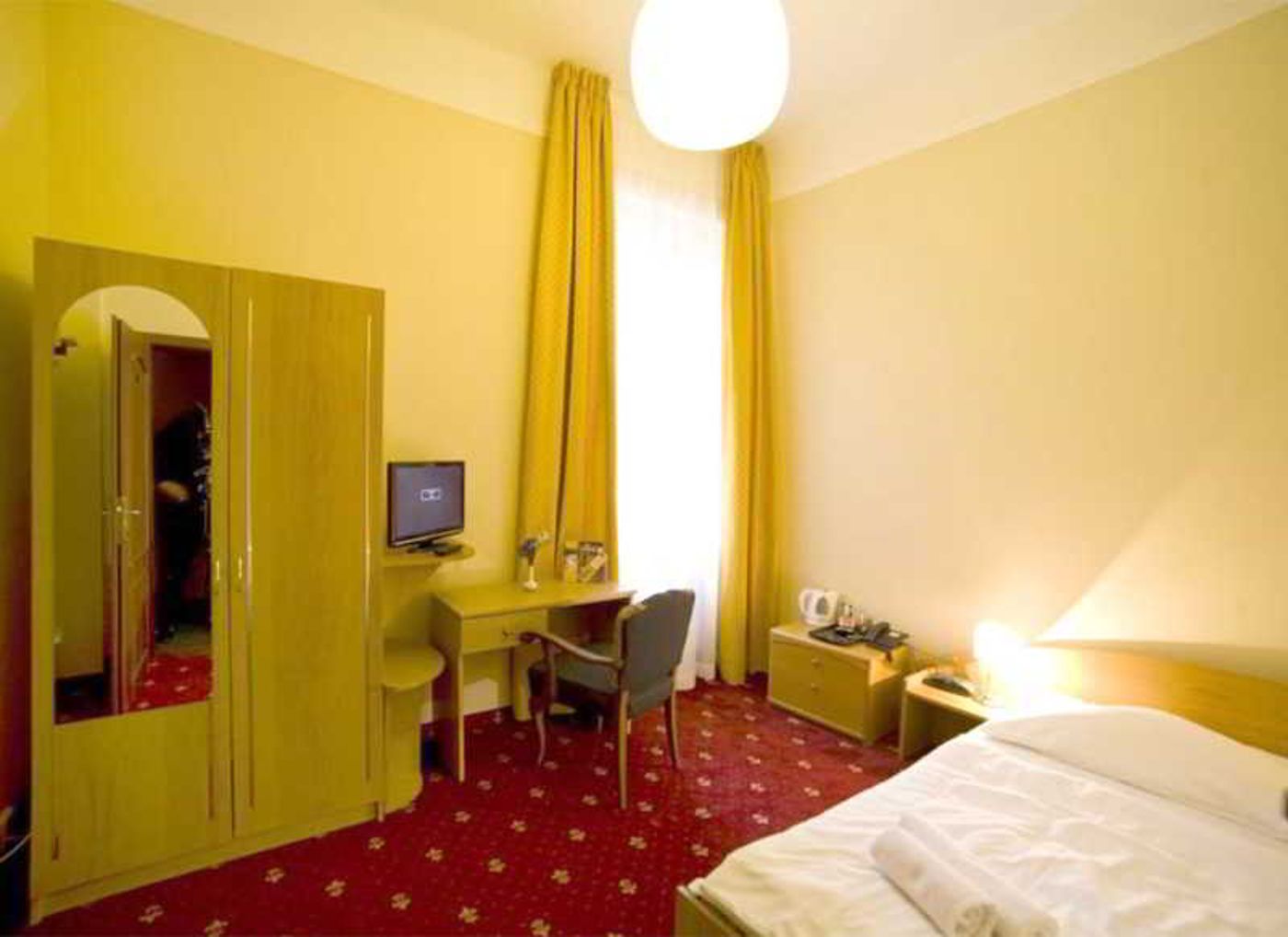 Palacky-Czech Republic-KARLOVY VARY-Room-10