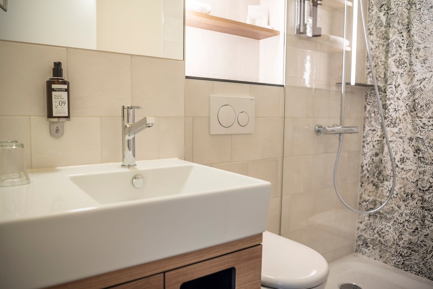 Seehotel Kastanienbaum-Switzerland-Kastanienbaum-Lucerne-Room-6