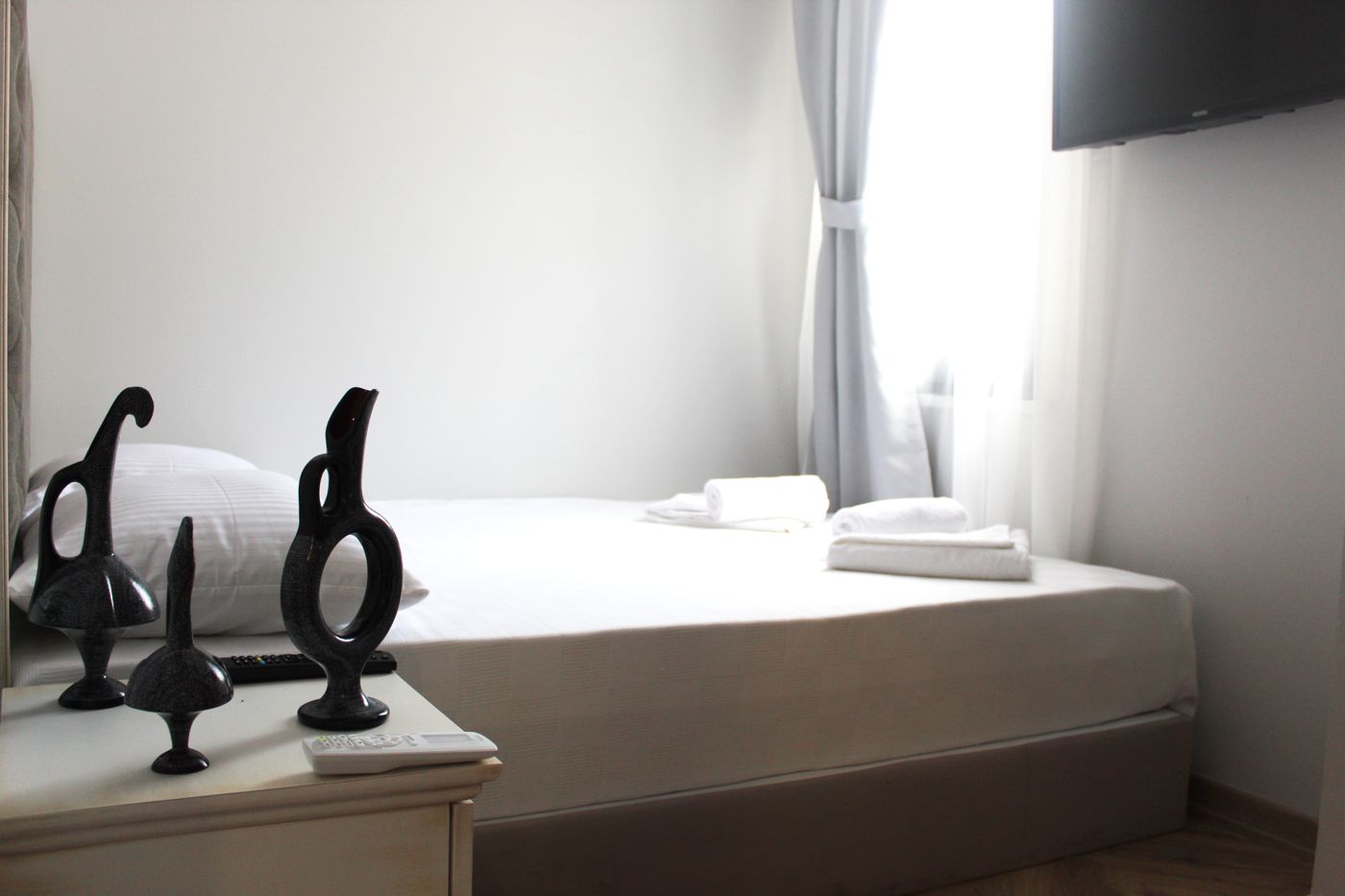 Good-Night-Hotel-Room-29