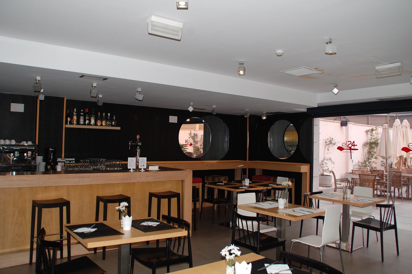 Eco-Alcala-Suites-Bar-10