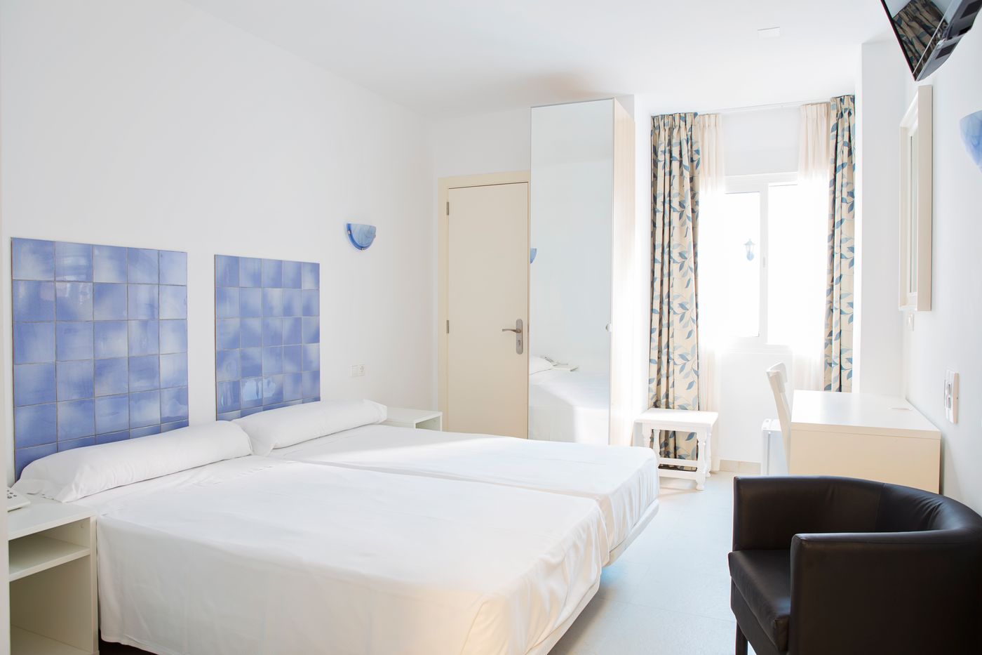 Malaga-Hotel-Eliseos-Room-13