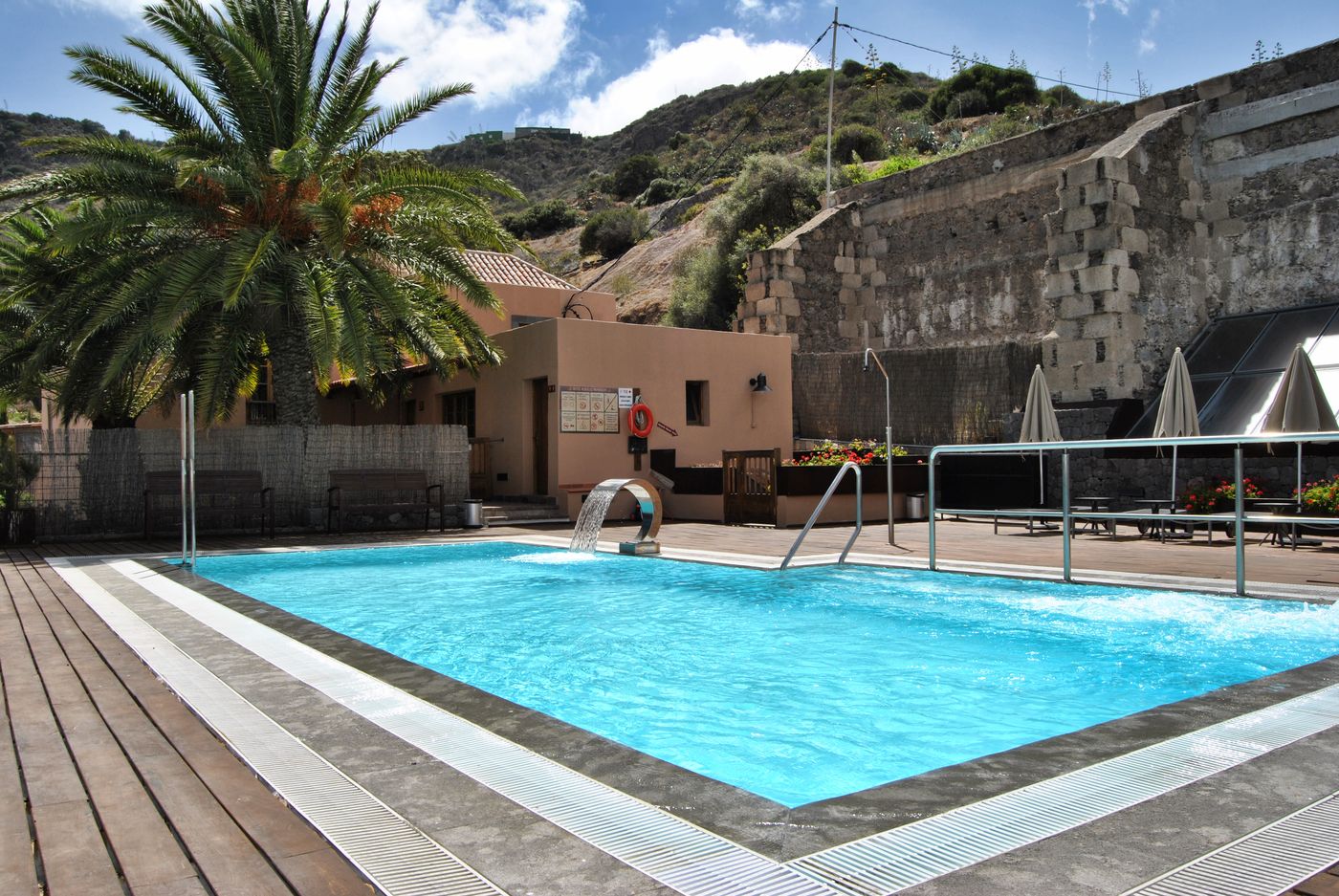 Hotel-Rural-El-Mondalon-Pool-1