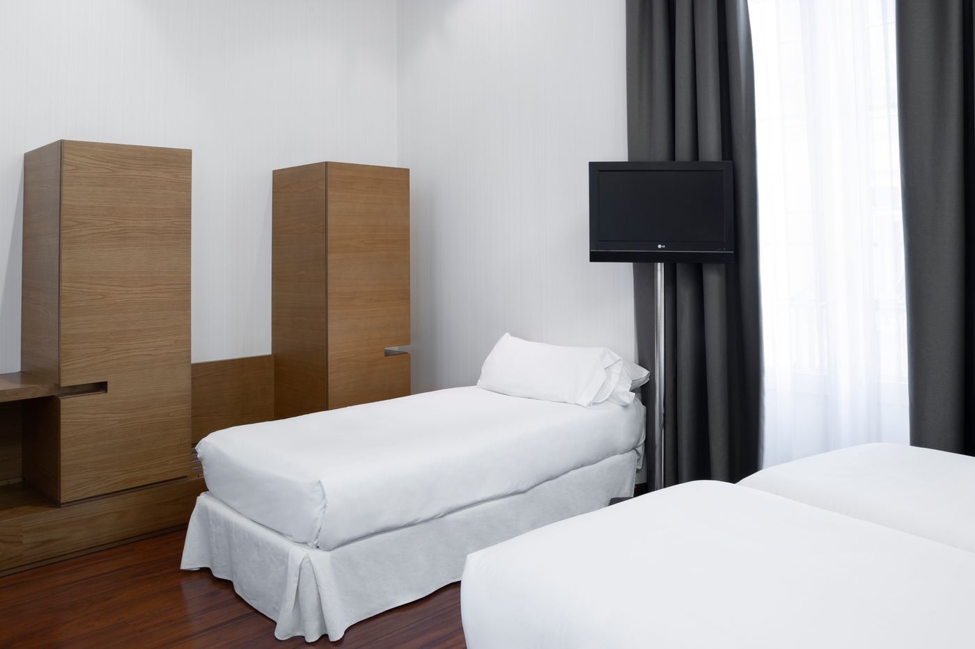 Petite-Palace-Plaza-Hotel-Room-16