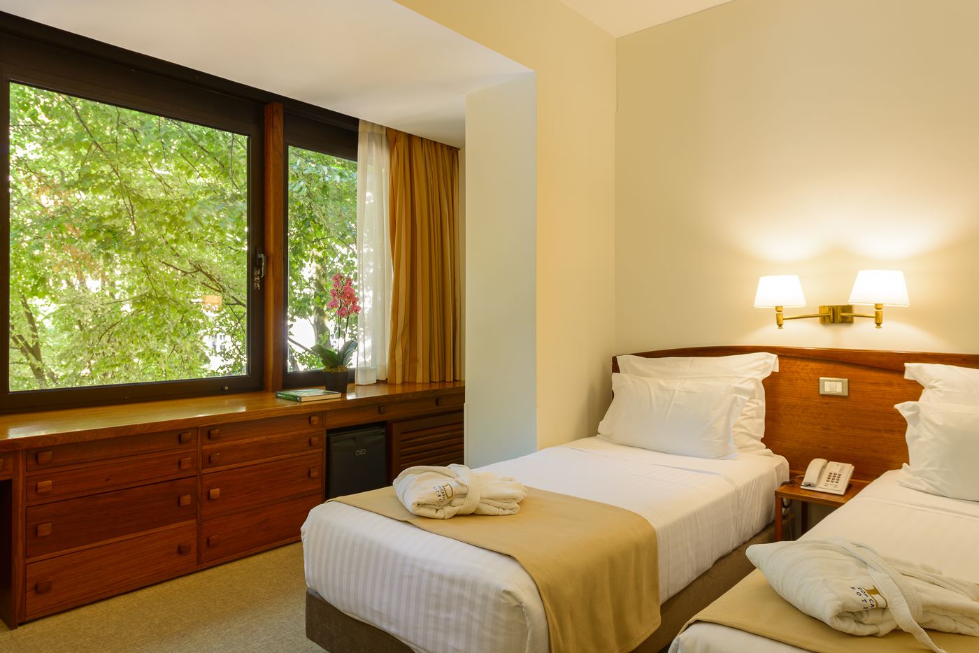 Dom-Carlos-Park-Room-7