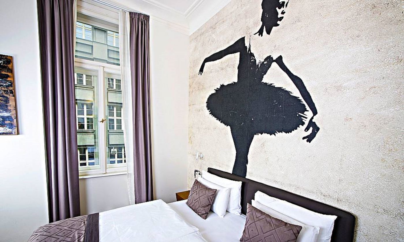 Golden-Crown-Room-33