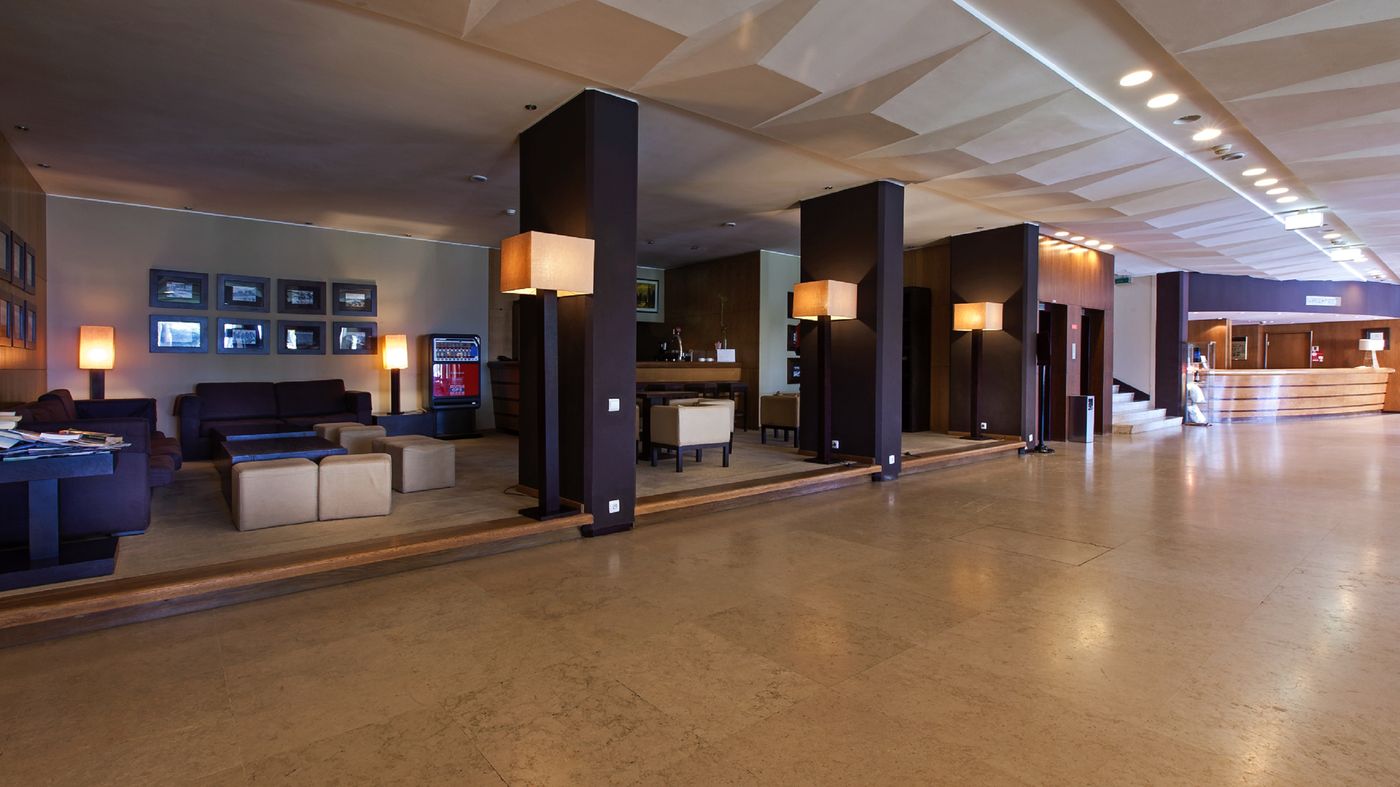 Carcavelos-Beach-Hotel-Lobby-13