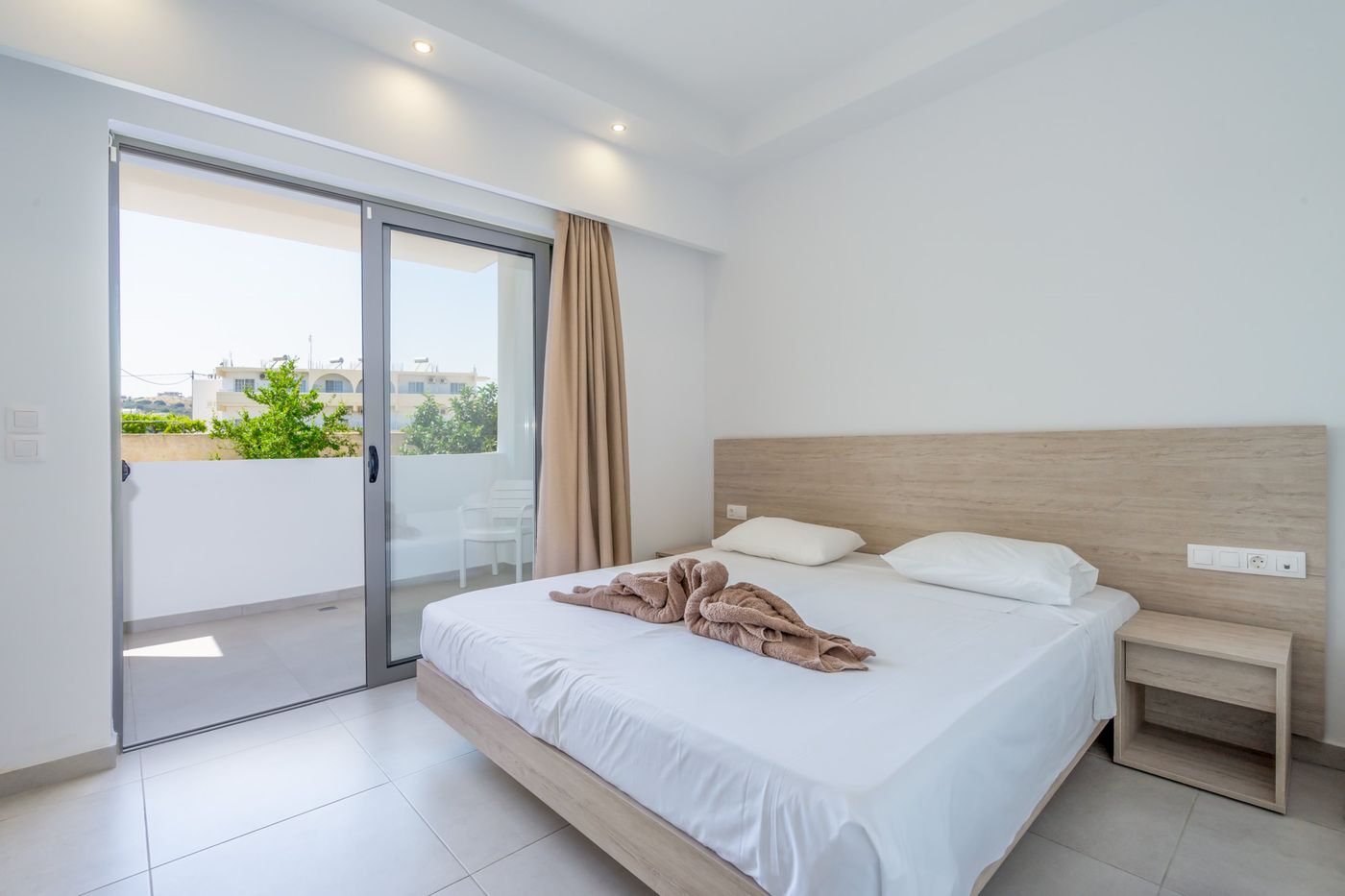 Stamos-Hotel-Room-33