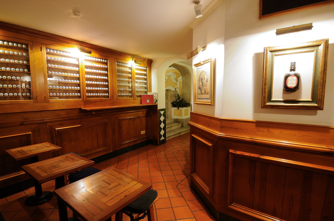 Lawrence-s-Hotel-Bar-13