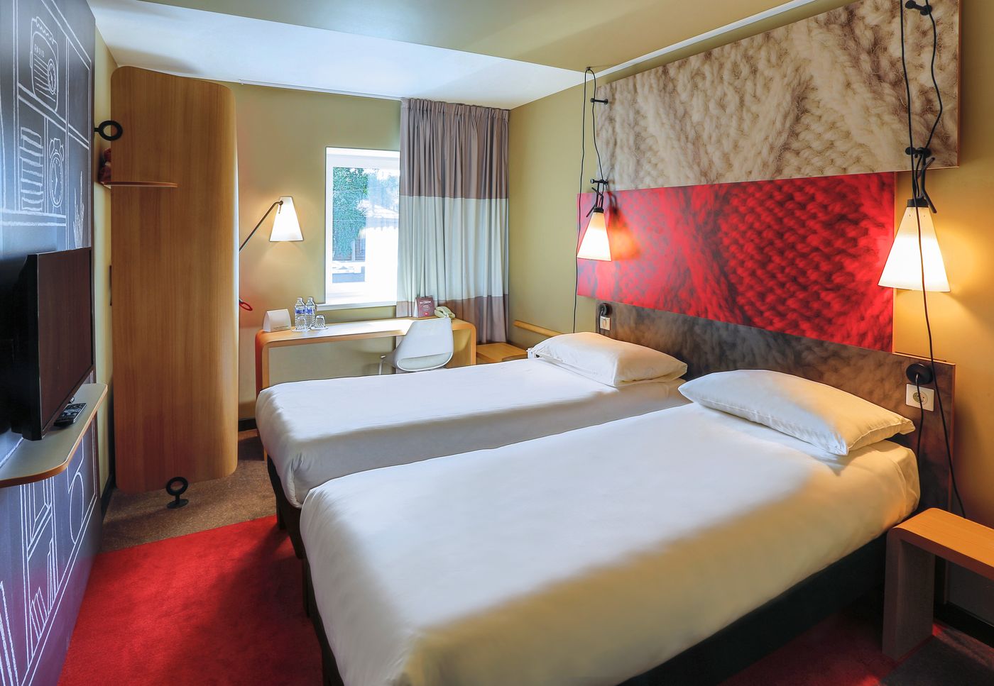 Ibis-Paris-Gare-du-Nord-Chateau-Landon-10th-Hotel-Room-17