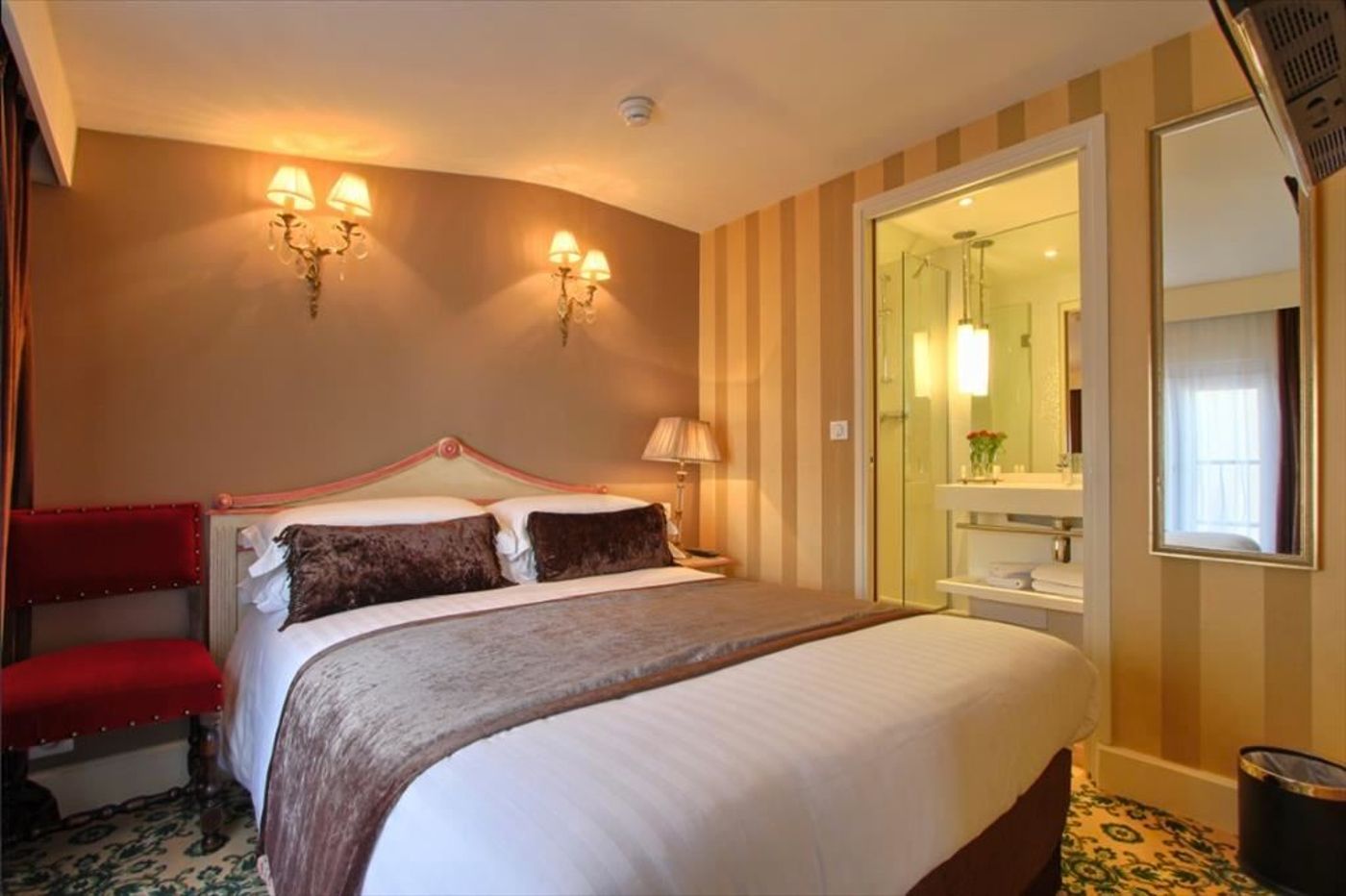 Hotel-Des-Deux-Continents-Room-26