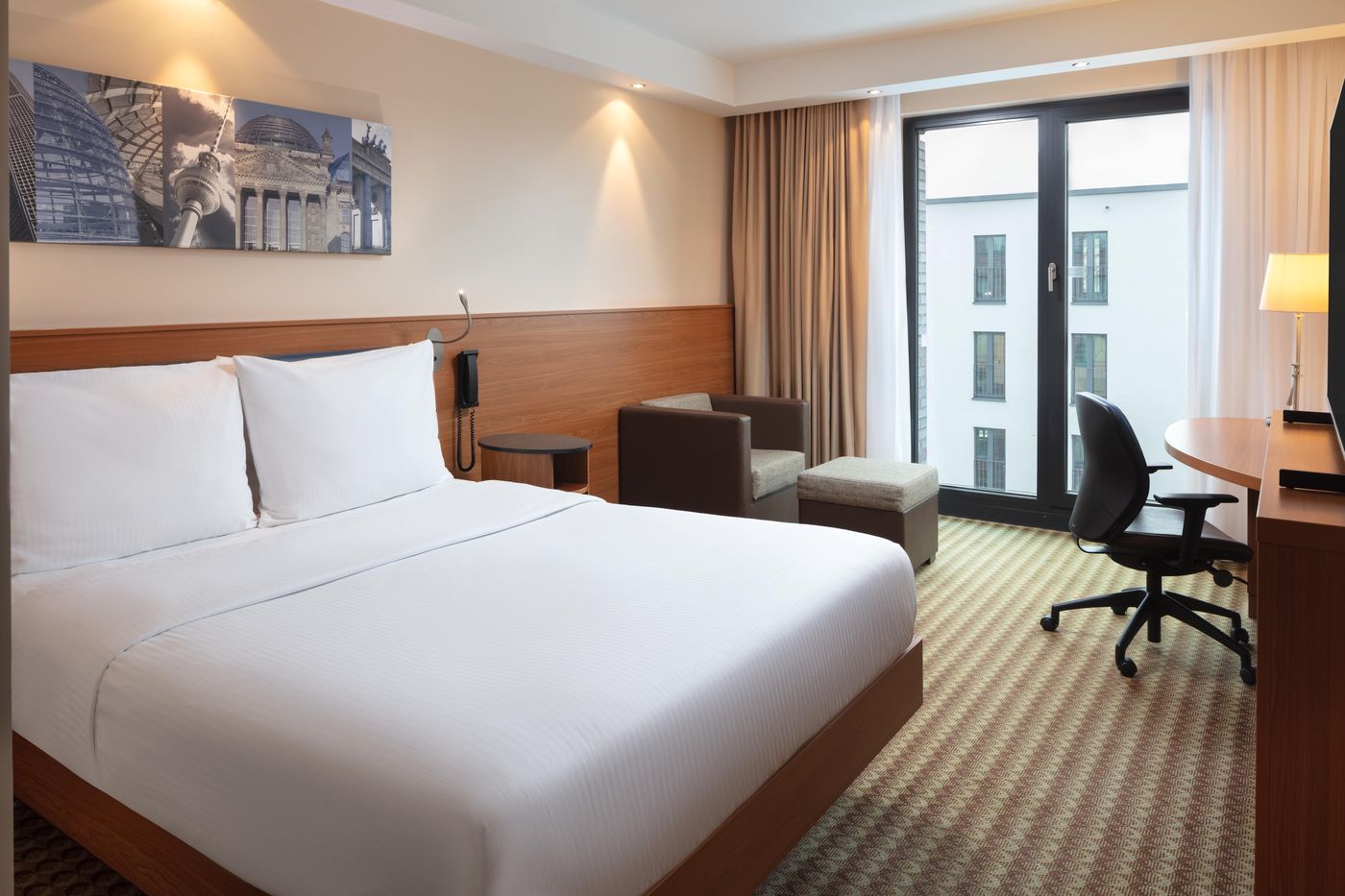 Hampton-By-Hilton-Berlin-City-West-Room-18