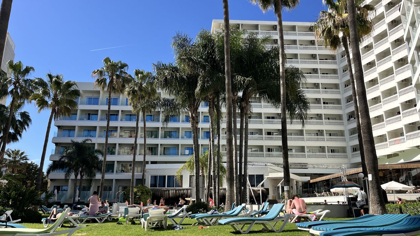 Parasol-Garden-Pool-13