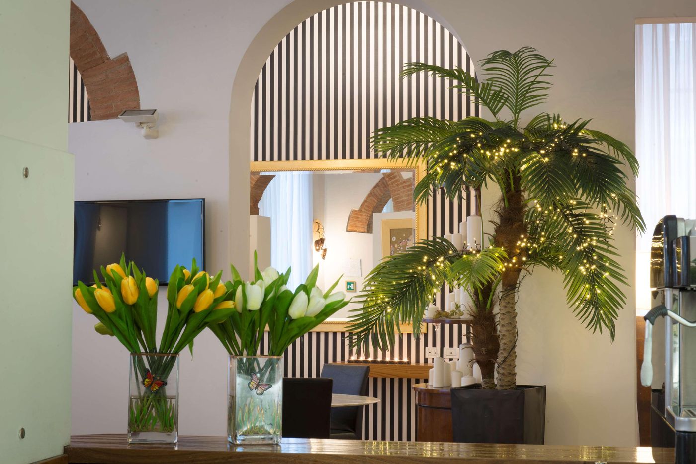 De-La-Pace--Sure-Hotel-Collection-by-Best-Western-Lobby-9