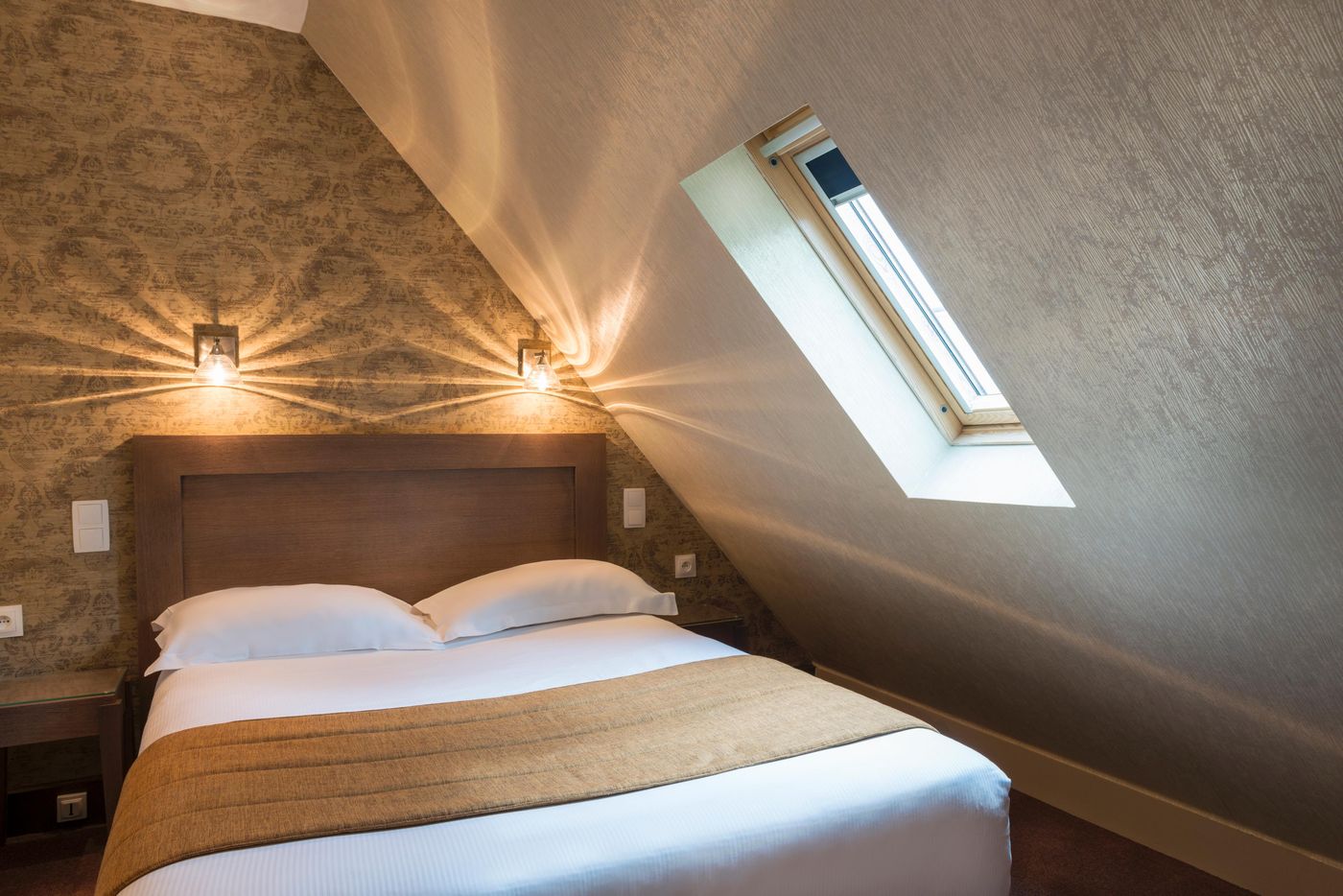 Volney-Opera-Room-11