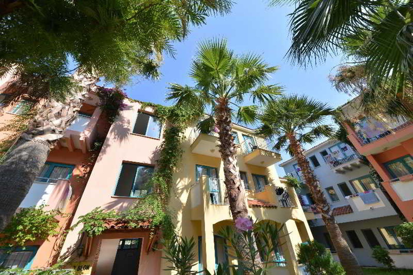 Montebello-Deluxe-Hotel-General-view-9