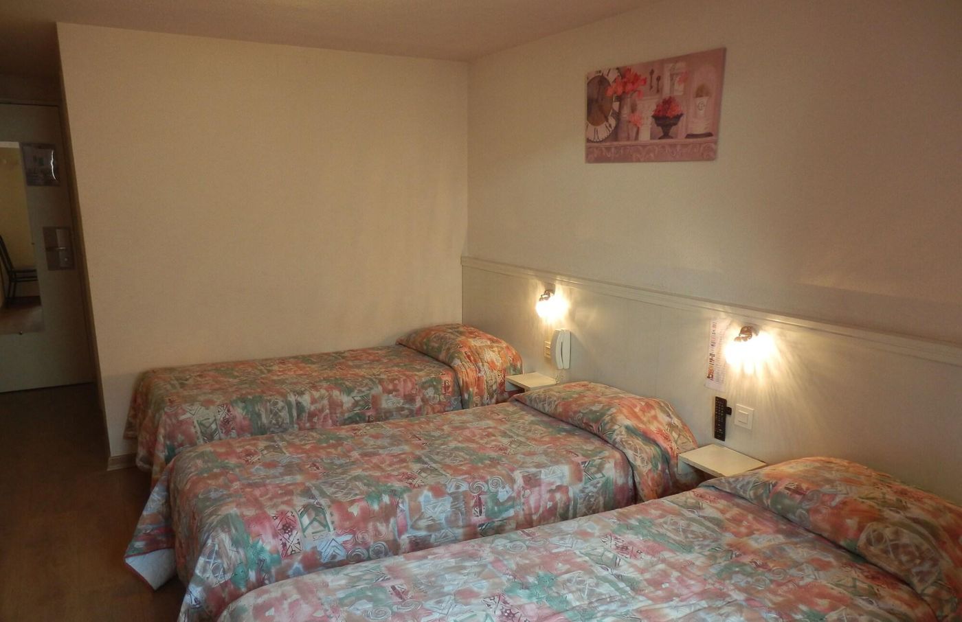 De Paris-France-LOURDES-Room-9