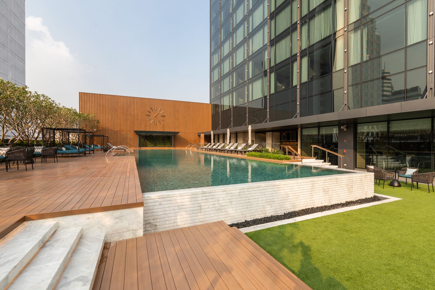 Carlton-Hotel-Bangkok-Sukhumvit-Pool-1