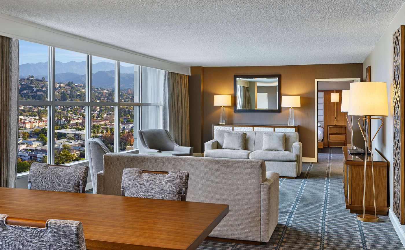 Hilton-Los-Angeles-North-Glendale---Executive-Room-3