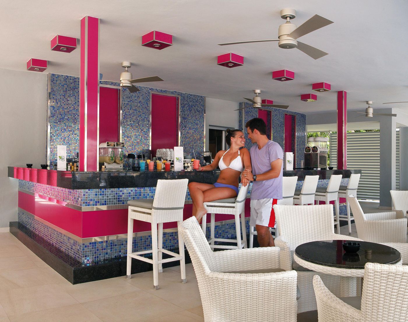 Riu-Yucatan-All-Inclusive-Bar-37