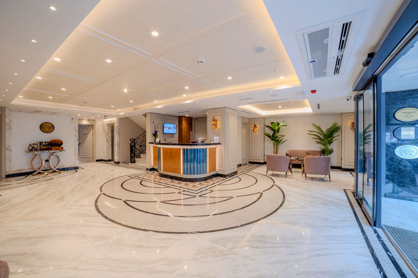 Grand-Hilarium-Hotel-Lobby-11