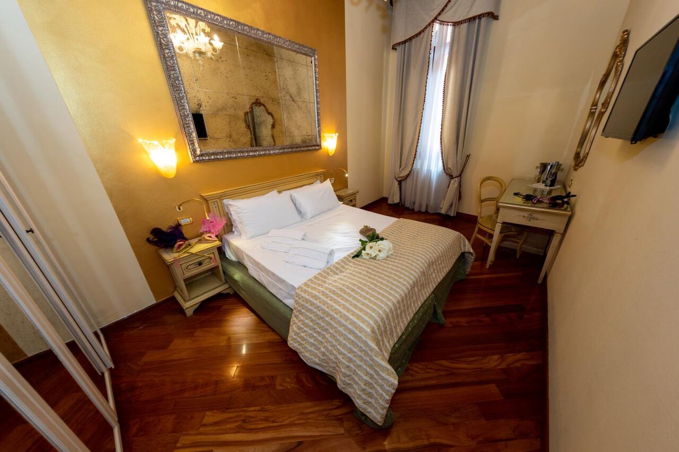 Ca--Dell-Arte-Suites-Room-3