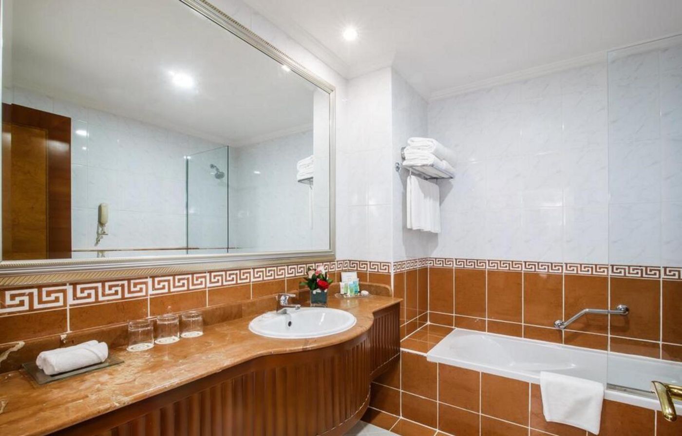 Grand-Excelsior-Bur-Dubai-Room-33