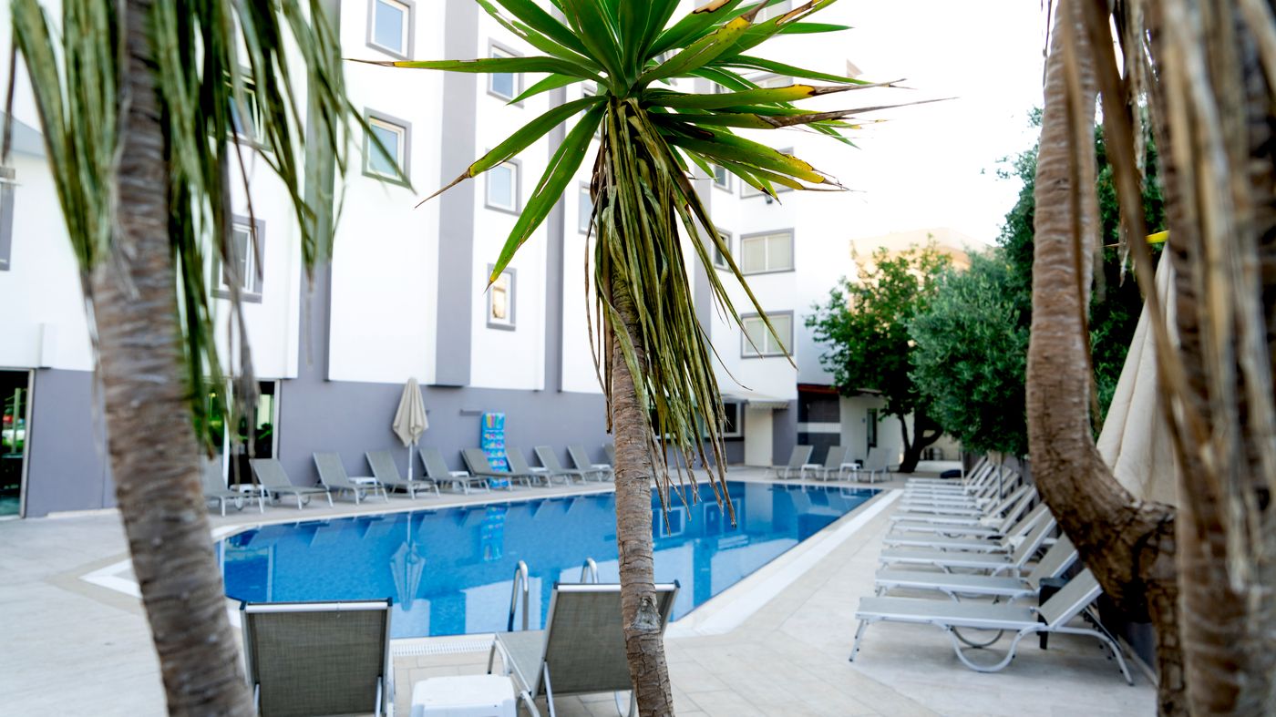 Cle-Seaside-Hotel-Pool-2