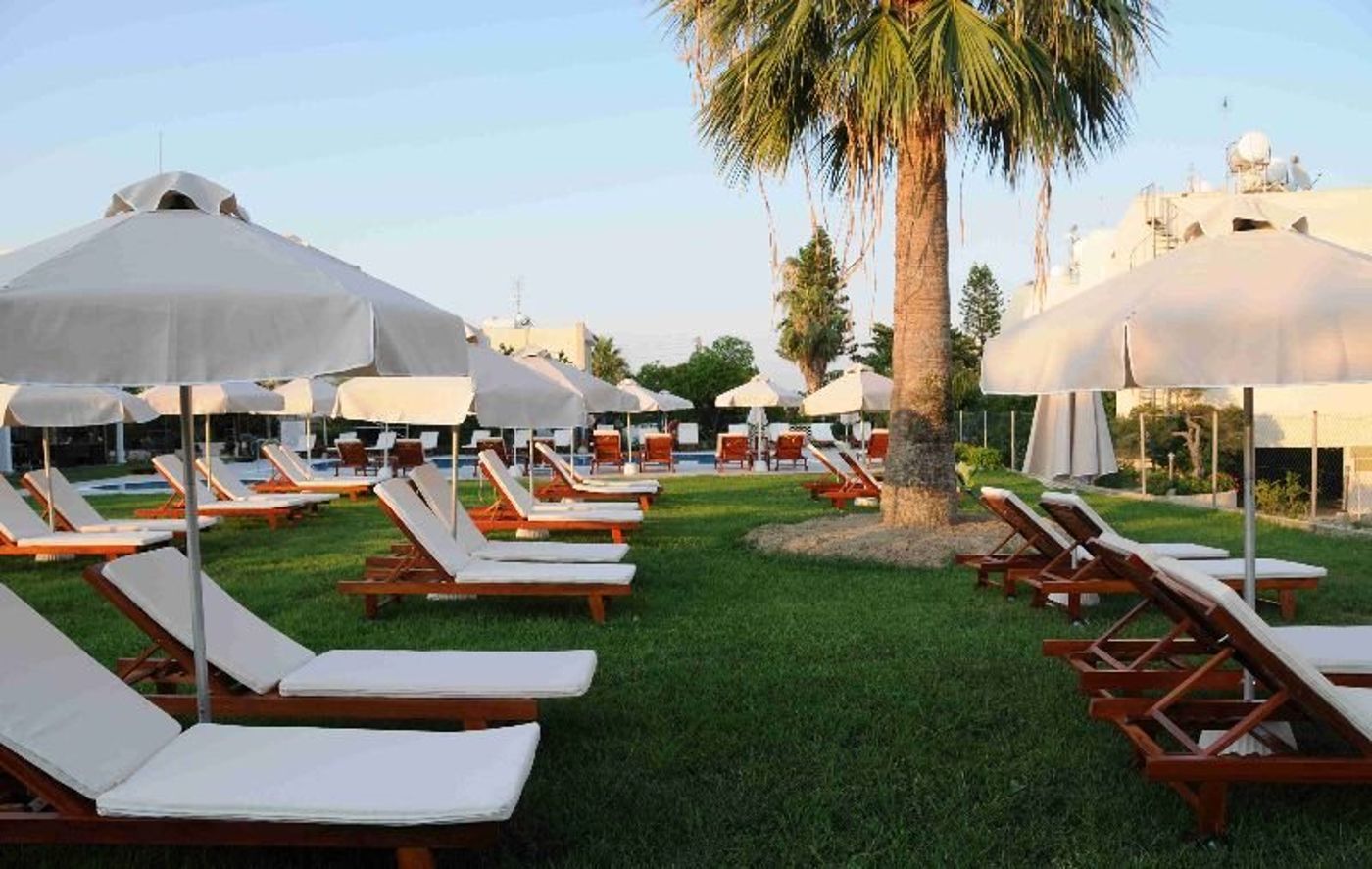 Frixos-Suites-Hotel-Apts-Pool-8