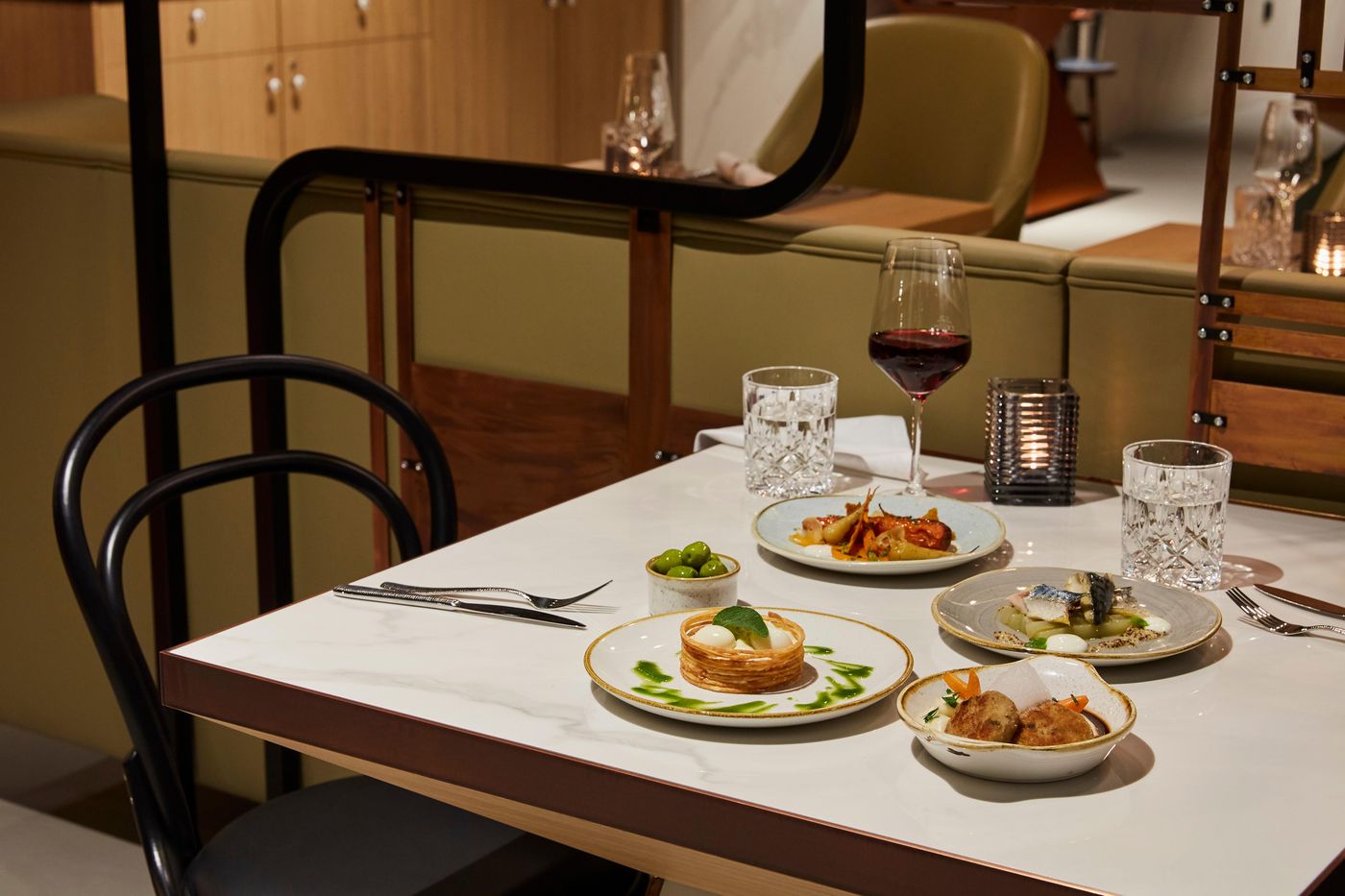 Hotel-Indigo-Berlin---East-Side-Gallery-Restaurant-25