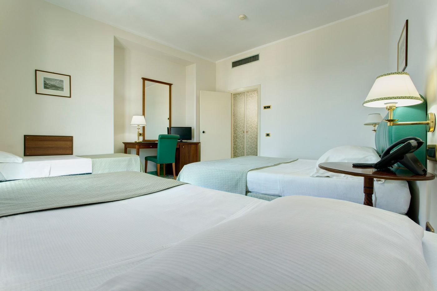 Lloyd-s-Baia-Room-22