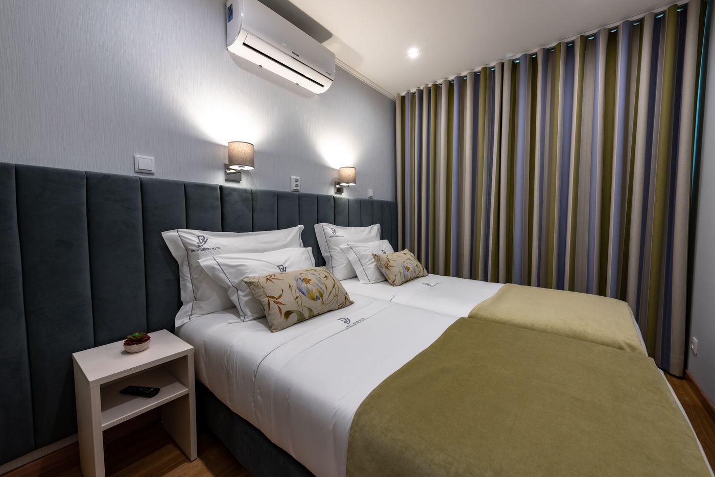 Dinya-Lisbon-Hotel---Lounge-Bar-Room-8