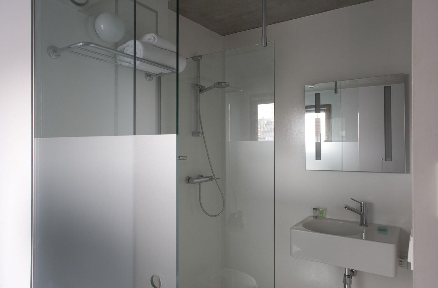 Banks-Belgium-ANTWERP-Room-10
