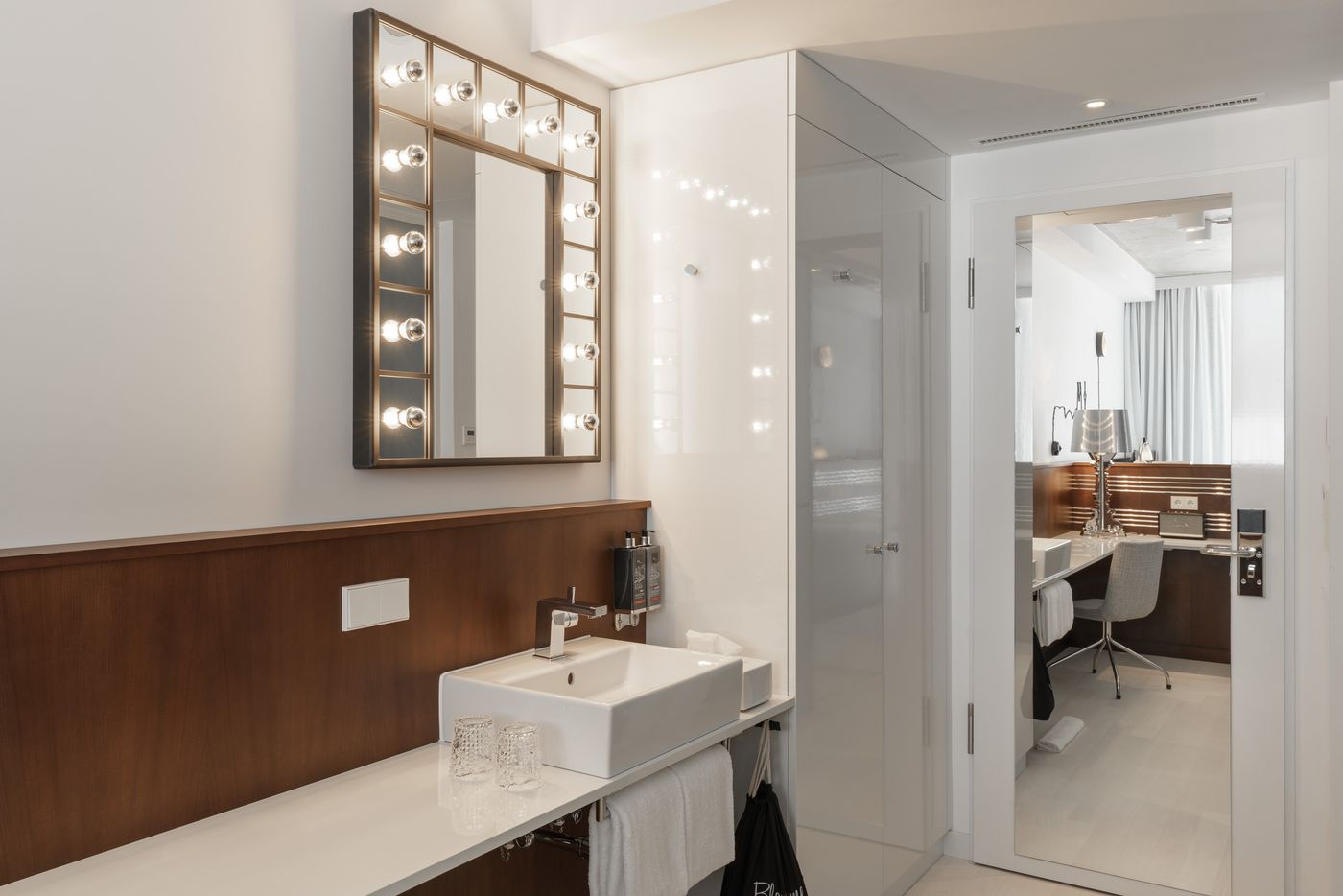 Ruby-Ella-Hotel---Bar-Room-30