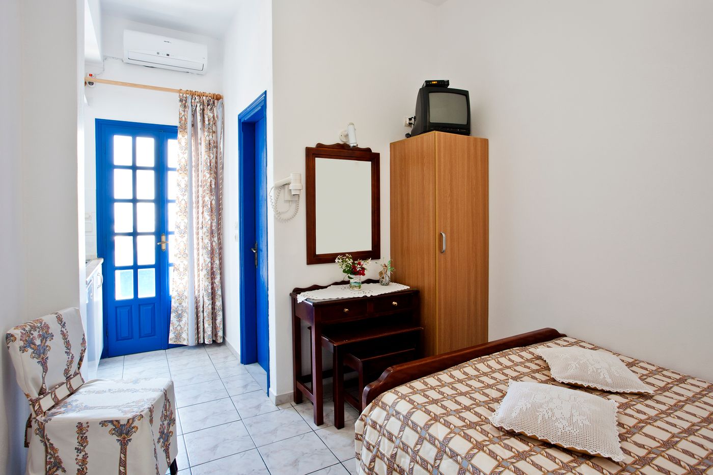 Ancient-Thira-Room-8