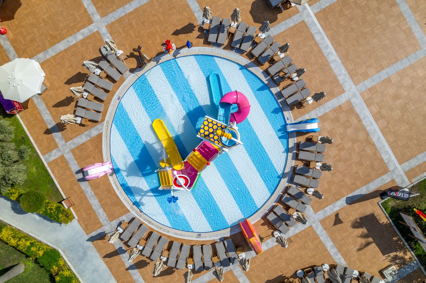 Royal-Garden-Beach-Pool-71