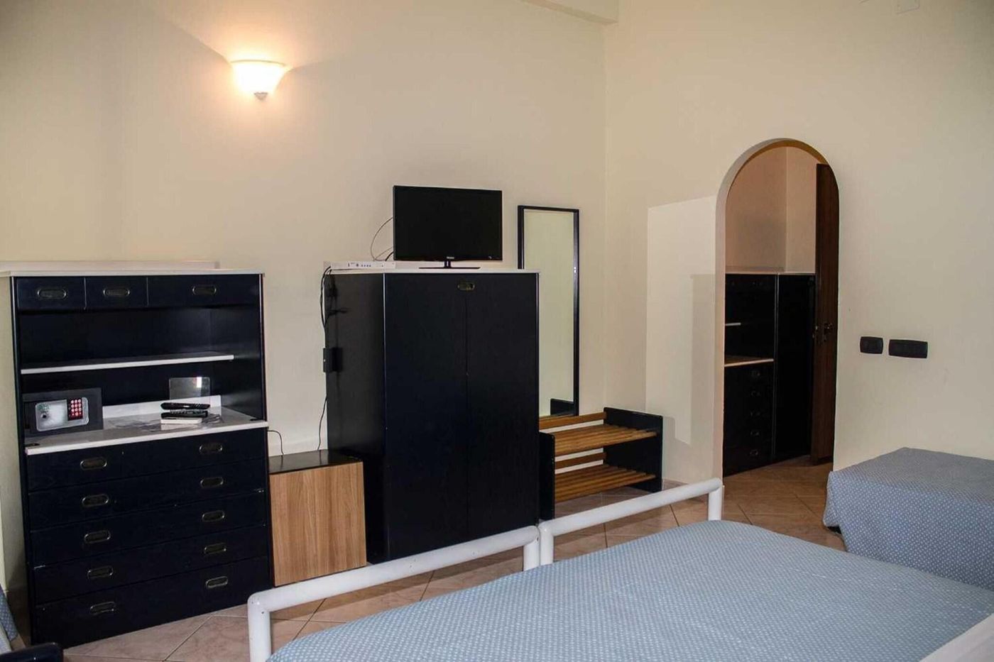 Hotel-Tourist-Room-38