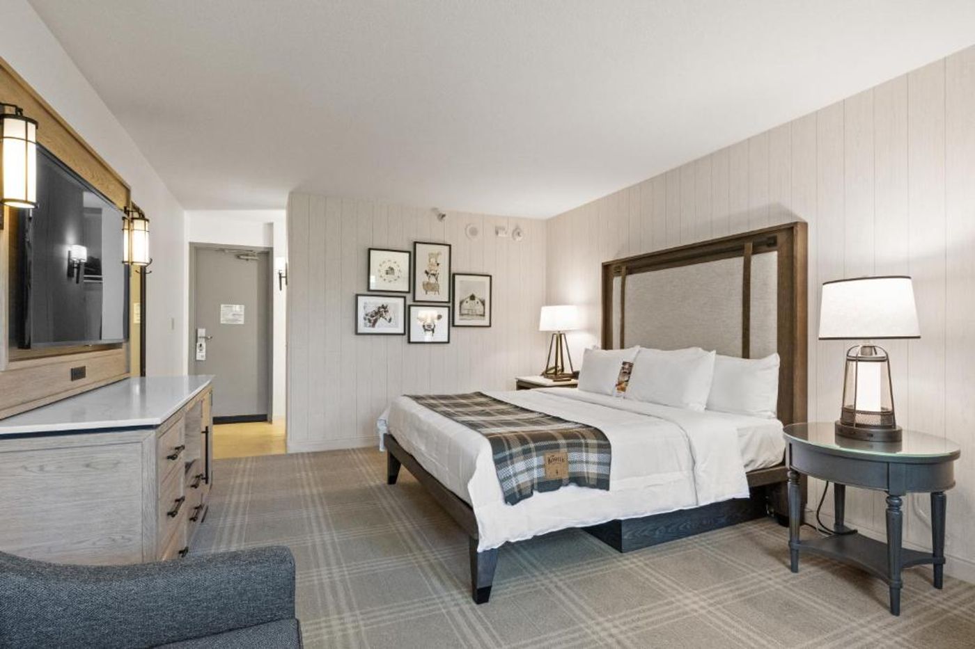 Knotts-Berry-Farm-Hotel-Room-13