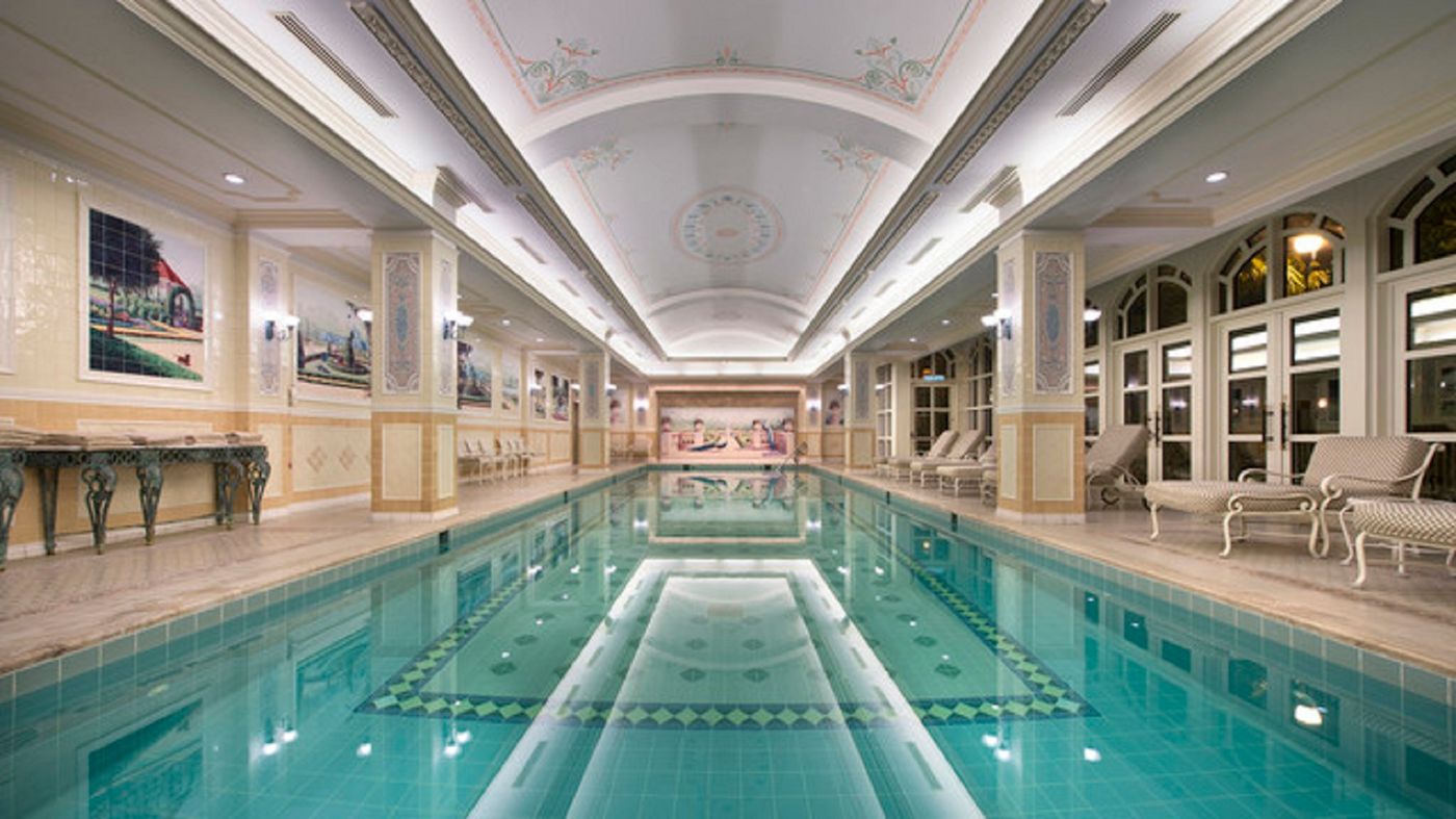 Hong-Kong-Disneyland-Hotel-Pool-32