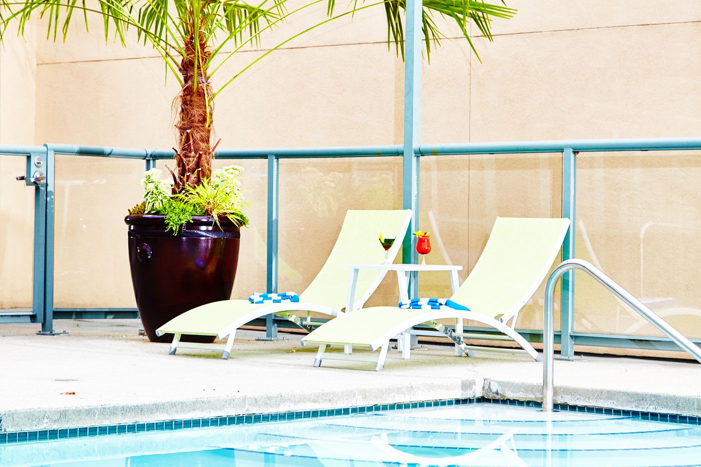 Executive-Plaza-Hotel-Conference-Centre-Coquitlam-BC-Pool-7