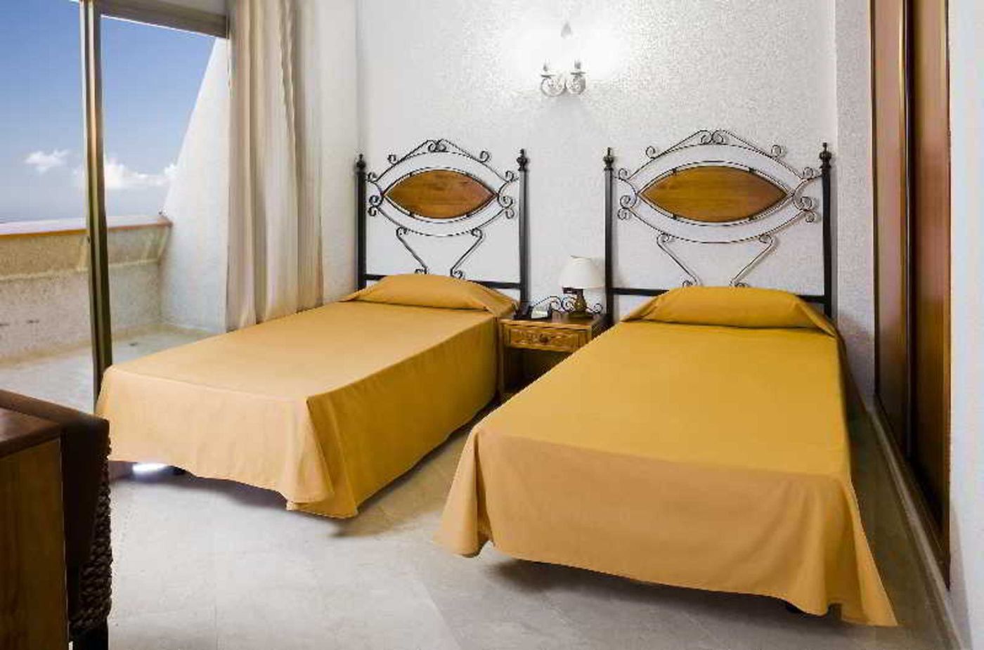 Las-Piramides-Resort-Room-28