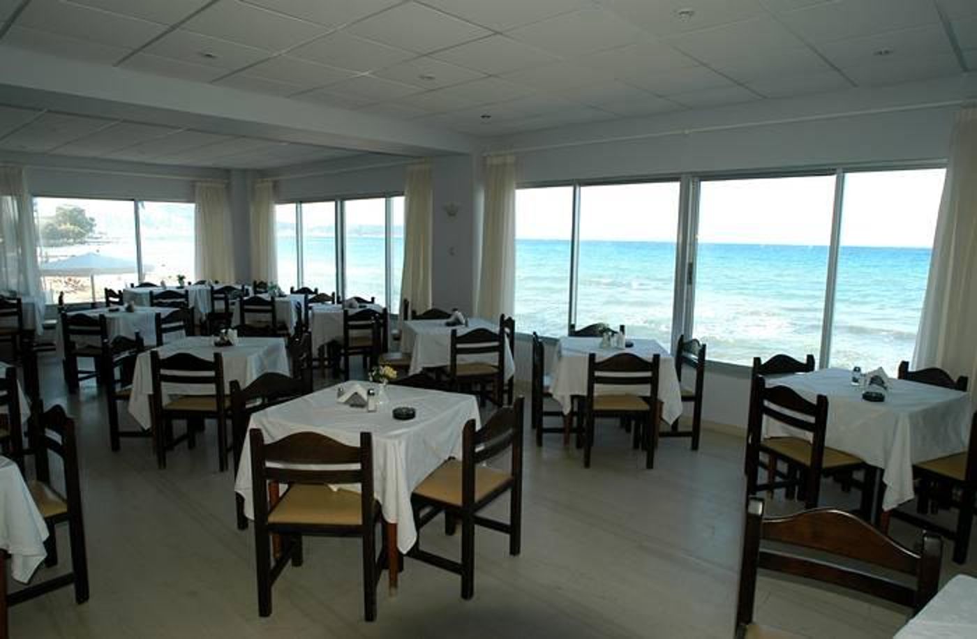 Chryssi Akti - Paradise Beach Hotel