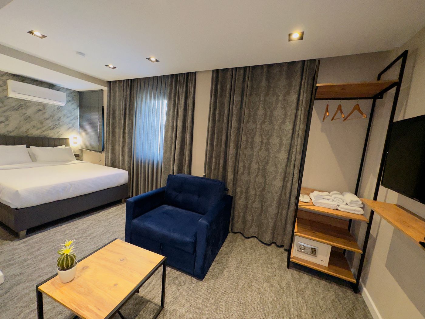 Rexee-Hotel-Room-14