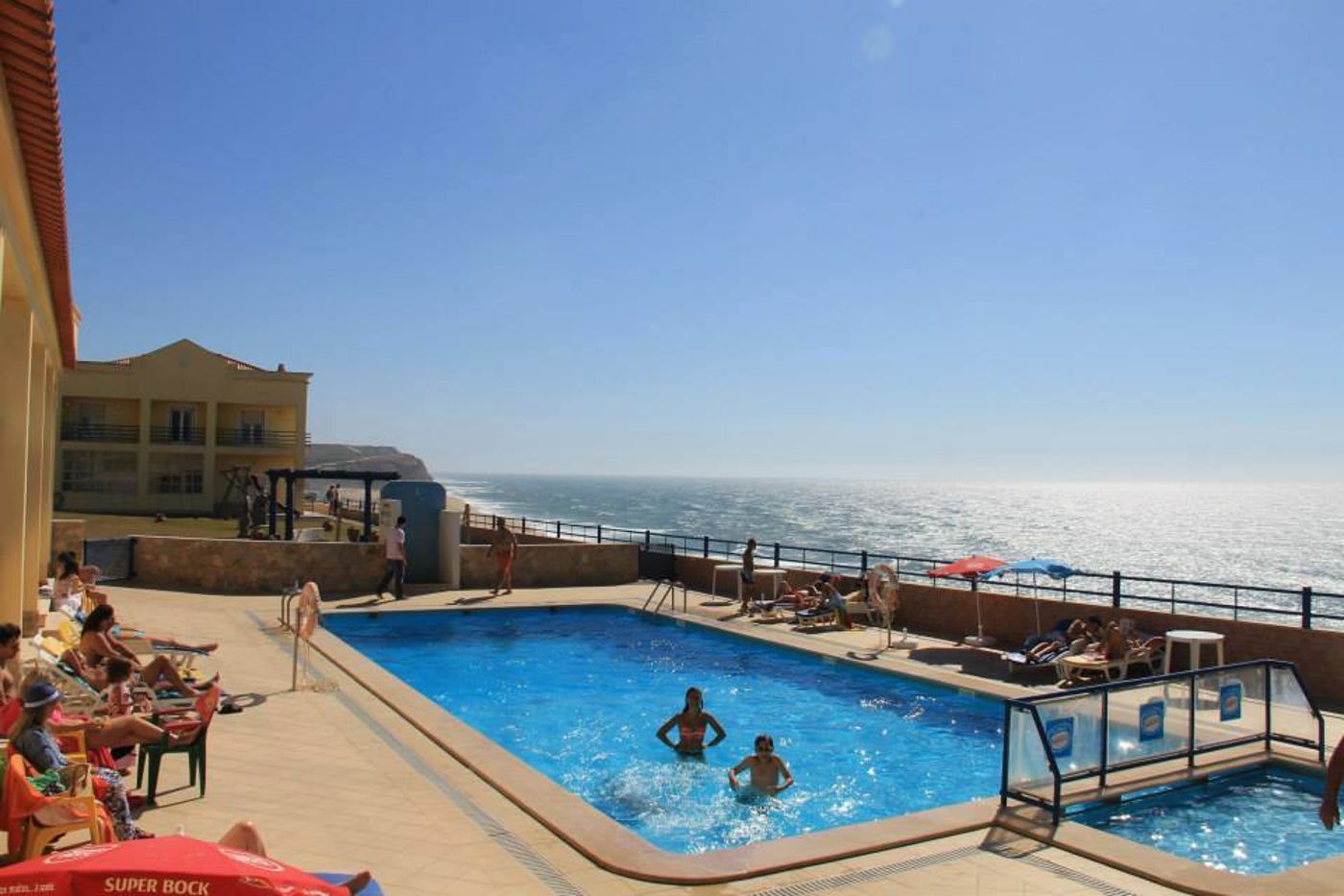 Praia-Azul-Hotel-Apartamento-Pool-8