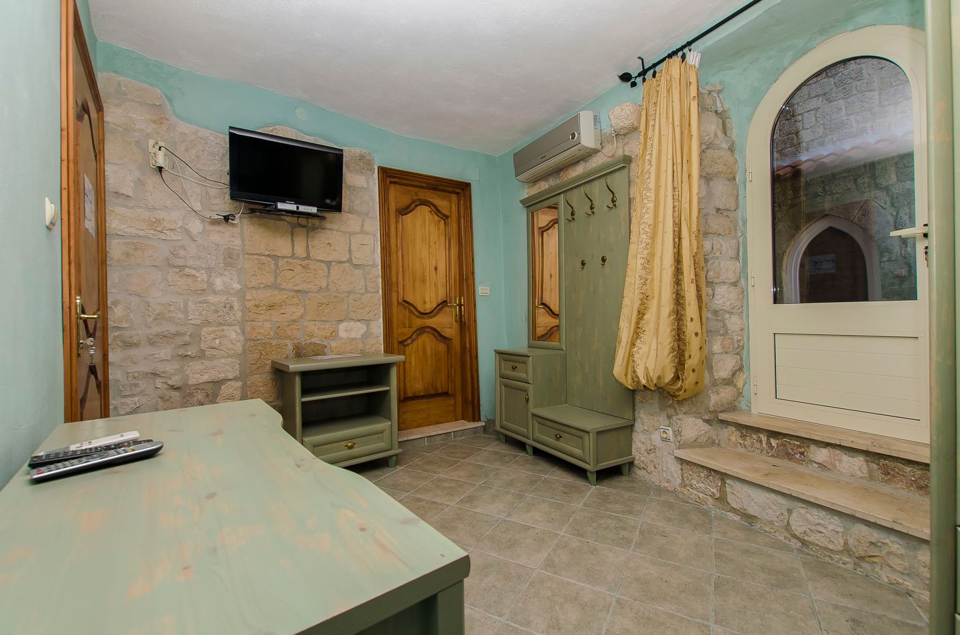 Palace-Derossi-Room-14