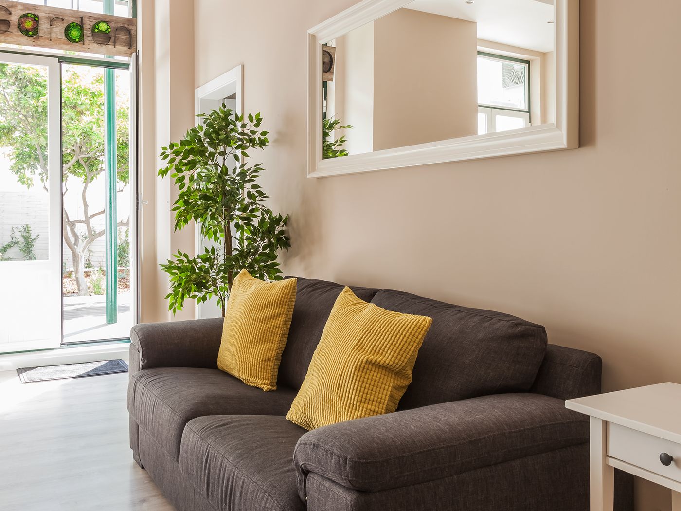 Vila-Garden-Guesthouse-Lobby-12