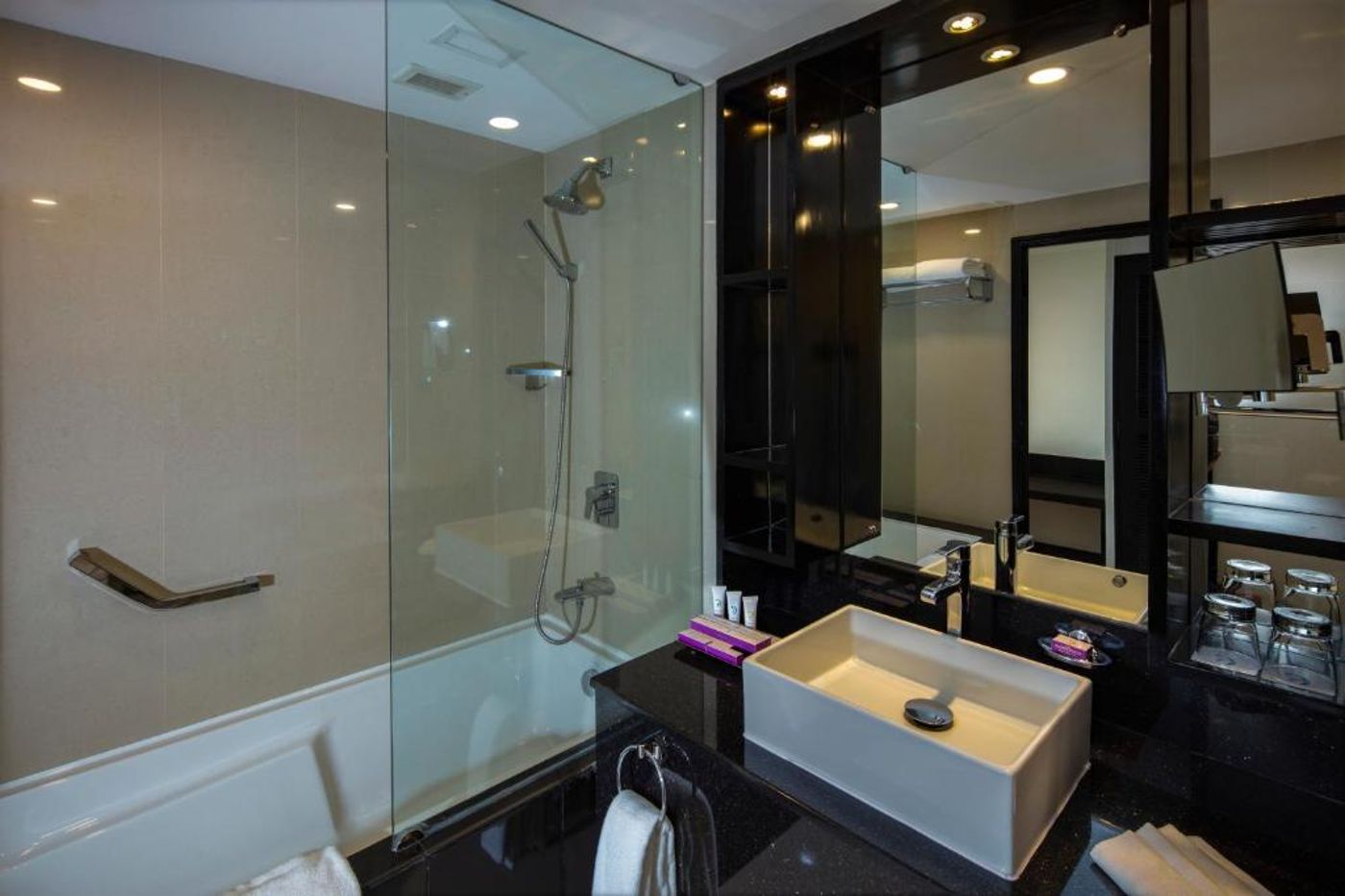 Cinnamon-Lakeside-Colombo-Room-19